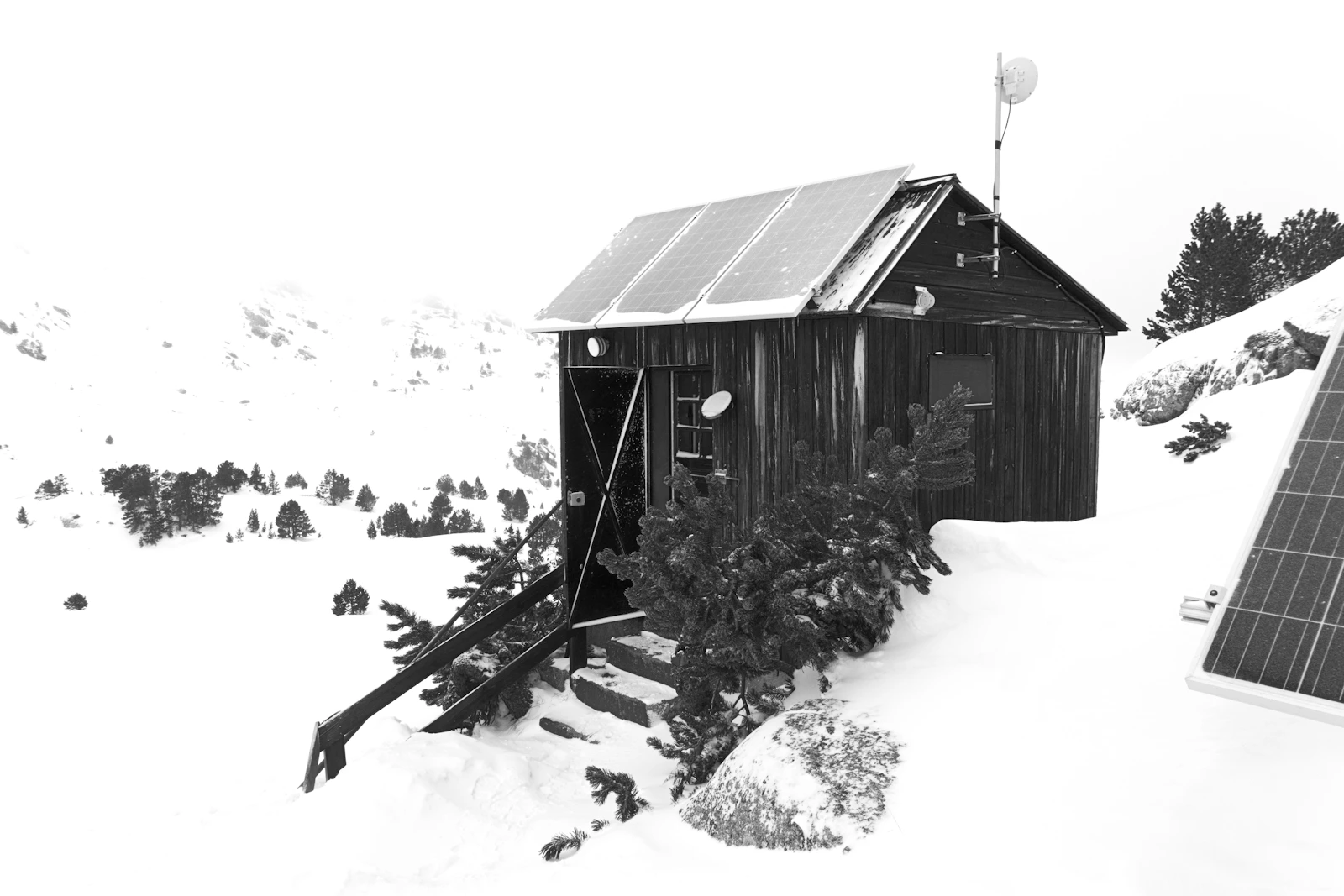 Off-grid villa with rooftop solar